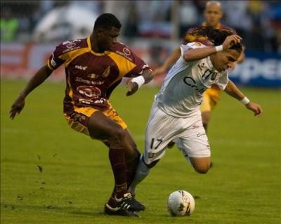 dayro-moreno-d-jugador-once-caldas-disputa-bal-n-yair-arrechea-i-deportes-tolima-partido-vuelta-final-torneo-f-tbol-profesional-colombiano-manizales-colombia-efe-rf_104270